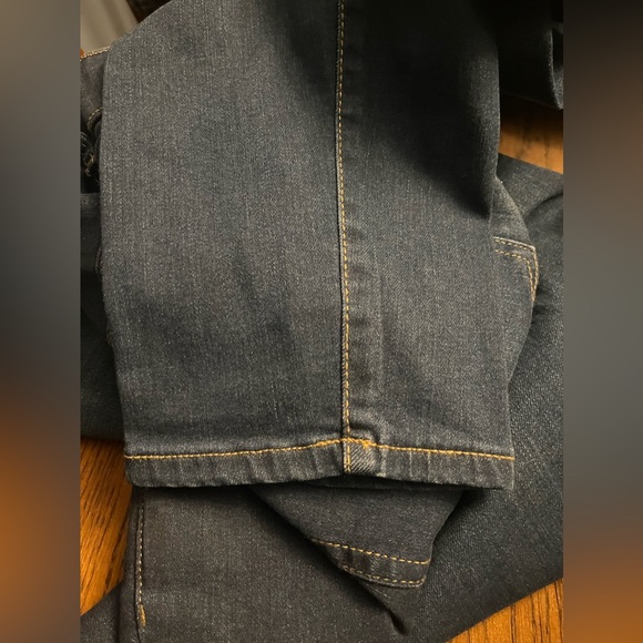 Chaps Womans FIT, SHAPE, SCULPT Slimming Fit Jeans w/ Stretch!! - Picture 10 of 11